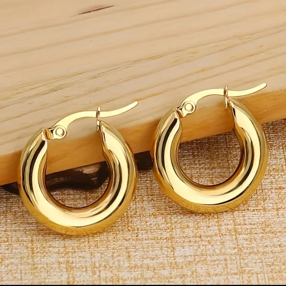 LAST PAIR ⭐️NEW 18k Gold Huggie Chunky Gold Hoop Earrings